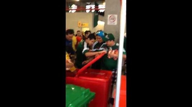 Captan a fanáticos mexicanos robando cerveza en un estadio