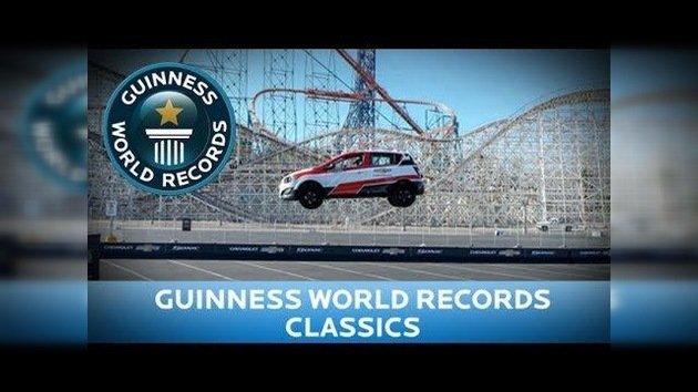 Un joven bate el récord Guinness de salto en coche... marcha atrás