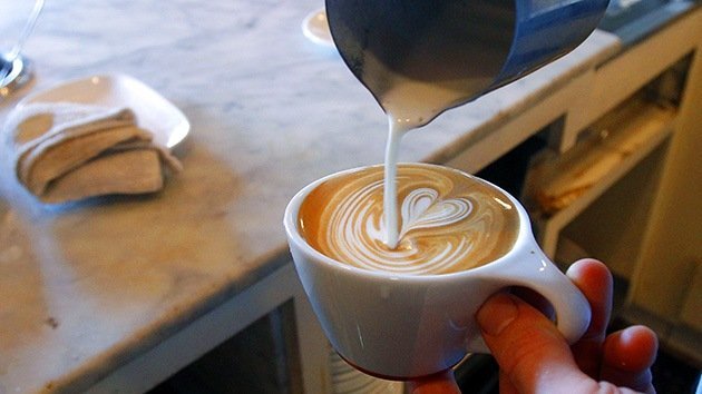 Camareros españoles sirven café gratis para no perder su empleo