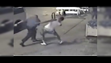 Policías golpean sin piedad a un joven de 16 años pese a haberse rendido