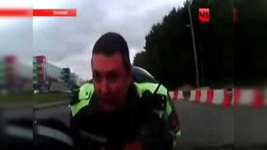 Un hombre embiste a un policía con su auto y lo 'pasea' un kilómetro en el capó