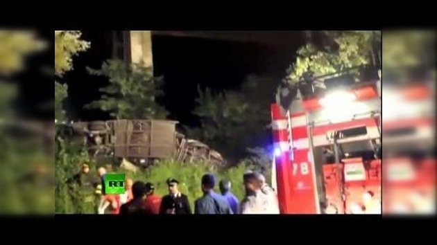 PRIMERAS IMÁGENES: Decenas de muertos tras caer un autobús en Italia desde una altura de 30 metros