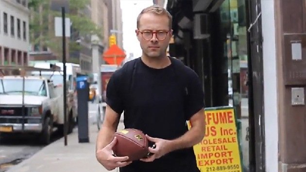 Acoso parodiado: Un hombre blanco recibe saludos y pelotas en las calles de Nueva York