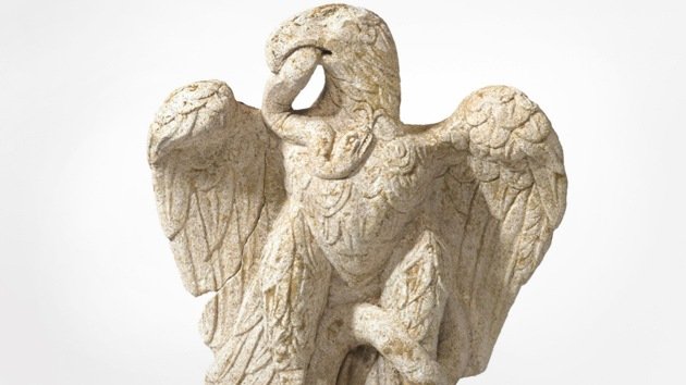 Hallan en Londres una estatua de un águila de unos 2.000 años casi intacta