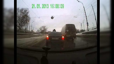 Accidente de tráfico: Abre la puerta en un mal momento