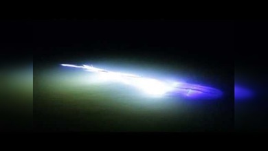 Una extraña criatura de aspecto ‘alienígena’ ilumina el puerto de Bristol