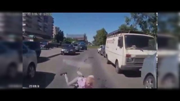 Un coche atropella a dos niños por negligencia de su madre