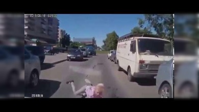 Un coche atropella a dos niños por negligencia de su madre