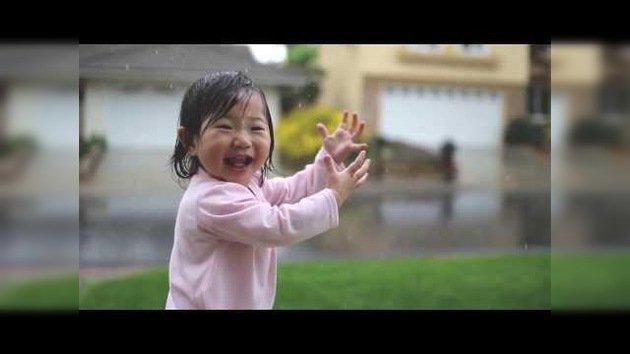 Momento adorable: una niña ve la lluvia por primera vez en su vida