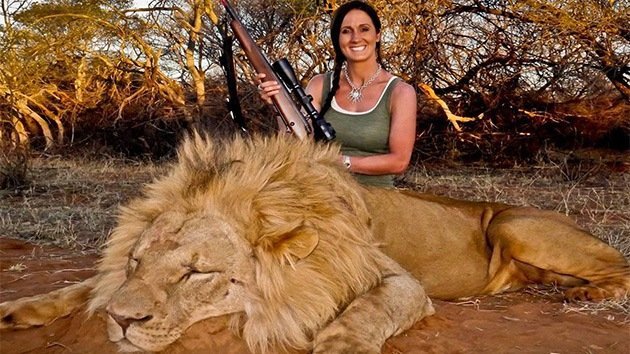 Polémica por la foto de una presentadora posando con su trofeo de caza