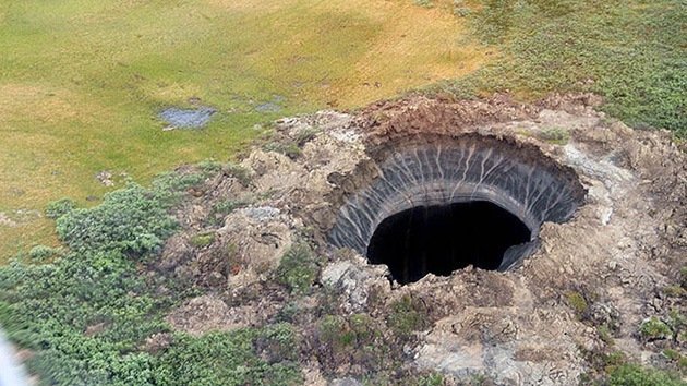 Video: Obtienen imágenes del interior del gran cráter siberiano que asombra a la ciencia