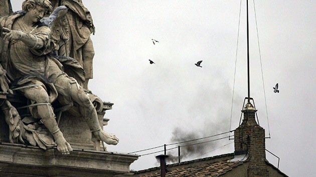 El Vaticano revela la tecnología que colorea el humo de la fumata