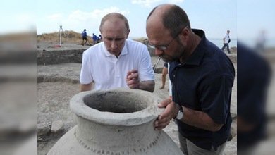 Putin se sumerge en la 'Atlántida rusa' y recupera dos de sus ánforas