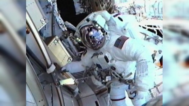 Astronautas del Endeavour inician la última serie de caminatas espaciales