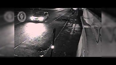 Horribles imágenes: Ladrones violentos noquean y roban a un hombre en una emboscada