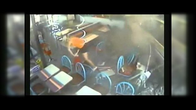 Comida con peligro: un coche choca contra un restaurante de comida rápida