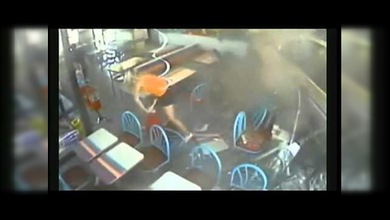 Comida con peligro: un coche choca contra un restaurante de comida rápida