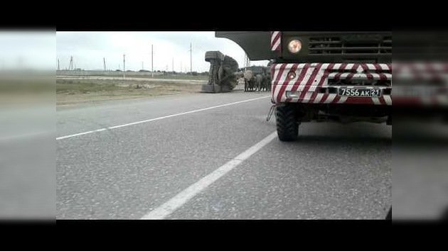 Insólito: un tanque ruso vuelca en medio de la carretera