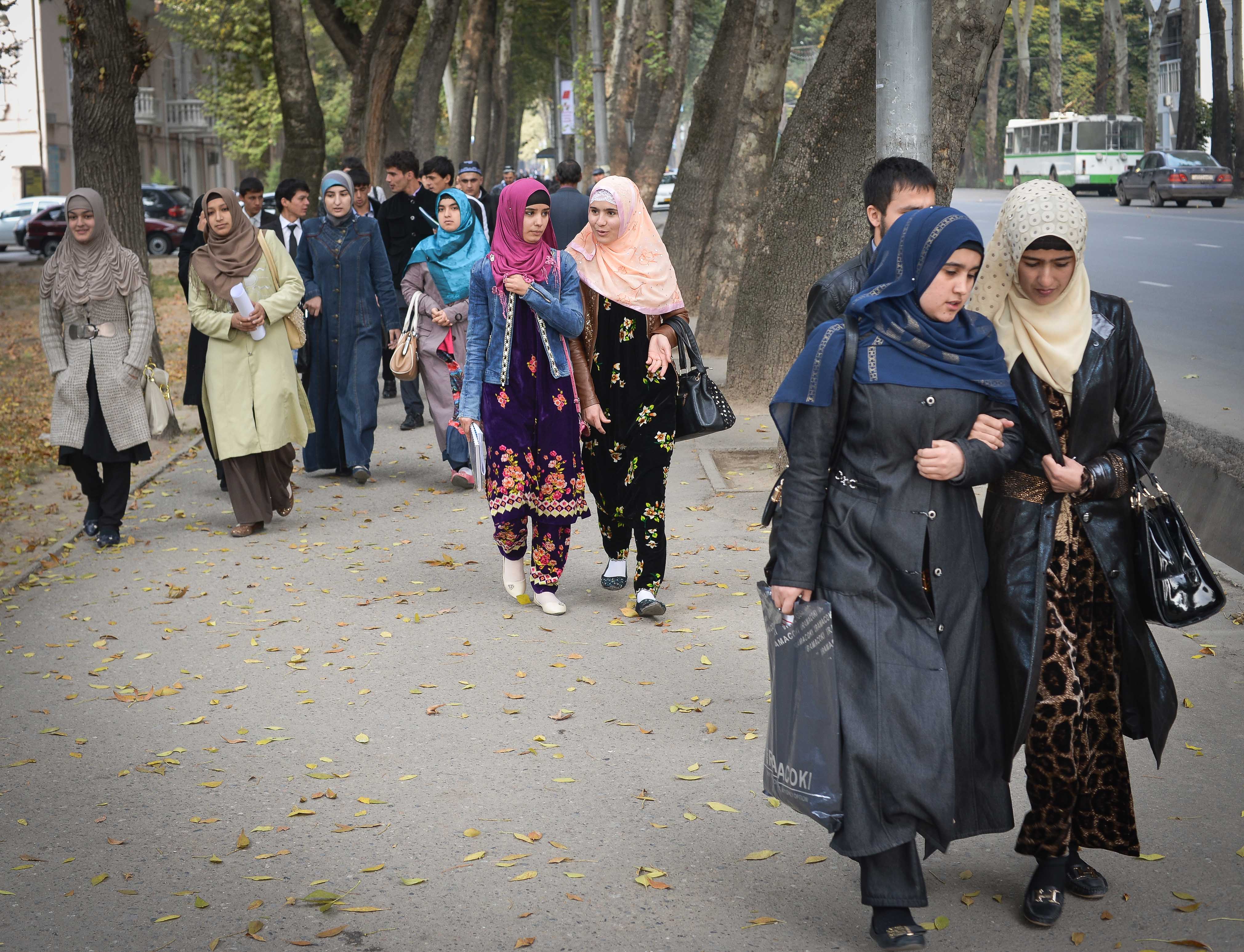Дай на таджикском. Таджикские женщины. Мусульманки в Таджикистане. Таджикская женская одежда. Хиджаб в Таджикистане.