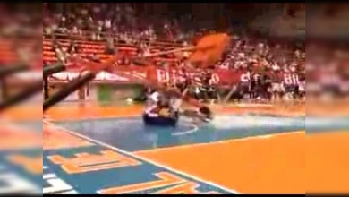 Un tablero de baloncesto, a punto de cortarle la cabeza a un baloncestista