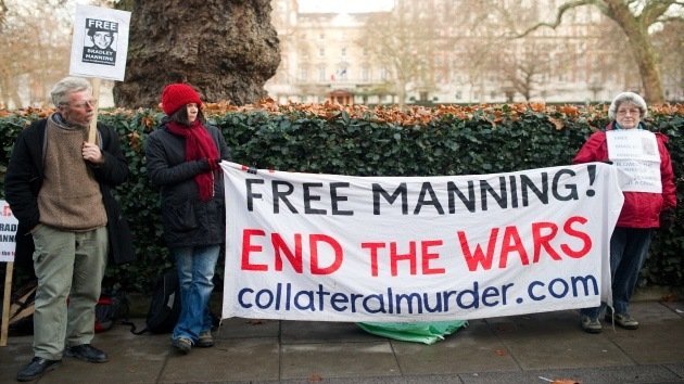 Protestas frente a la Embajada de EE.UU. en Londres en apoyo a Bradley Manning