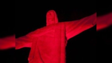 El Cristo Redentor de Río de Janeiro se viste de rojo en el Día Mundial Sin Tabaco