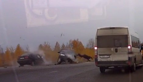 Un conductor sale disparado por una ventana tras un fuerte choque