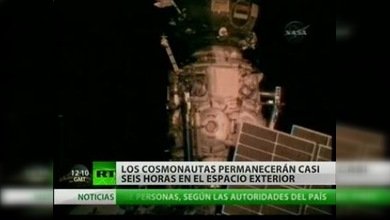 Los cosmonautas rusos realizan la primera salida de la EEI en 2010