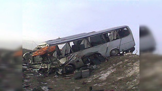 10 muertos y más de 20 heridos tras choque de camión con autobús en Rusia