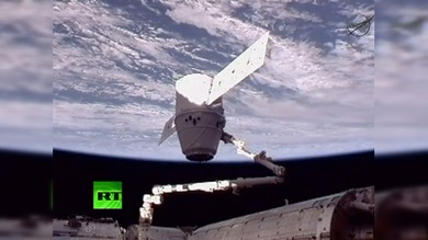 Los astronautas de la EEI reciben la Dragon