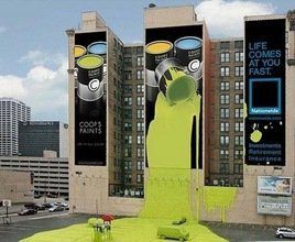 Cuando la publicidad se sale de madre... y del muro