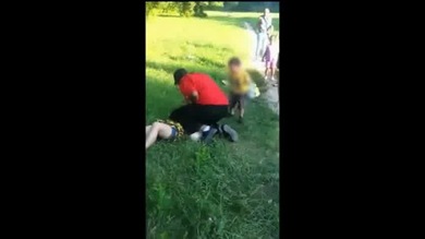 FUERTES IMÁGENES: Un niño de dos años defiende a su madre al ser brutalmente agredida