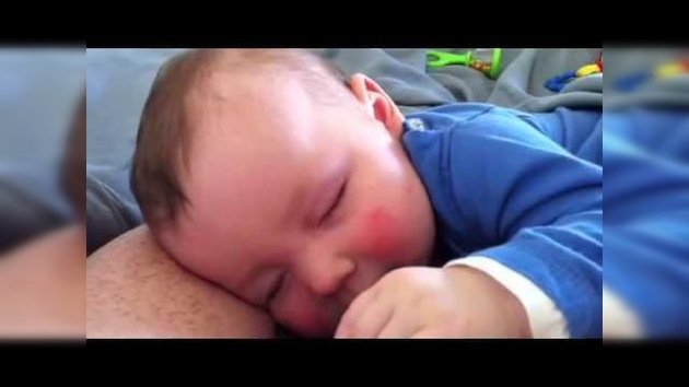 Un bebé se ríe mientras duerme