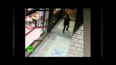 VIDEO CCTV: Un atracador huye de una joyería amedrentado por un palo y una silla