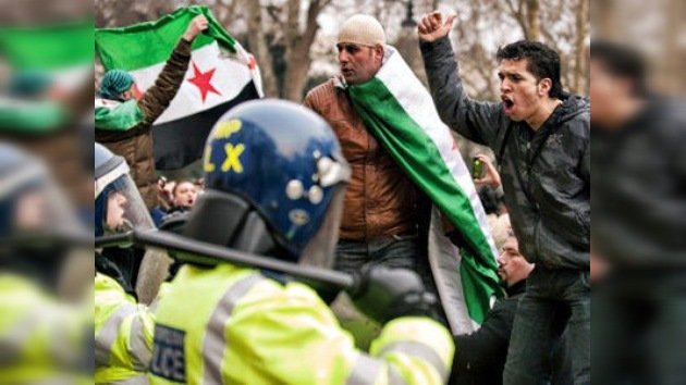 Manifestantes atacan varias embajadas sirias alrededor del mundo