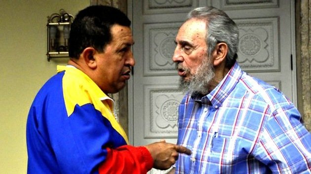 Fidel Castro está pendiente del caso de Assange y escribe un libro con Hugo Chávez