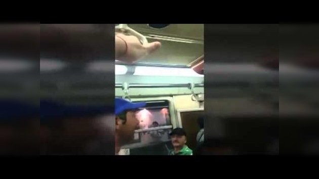 Un vendedor de “sopapos” hace a todos reír en el metro de Santiago