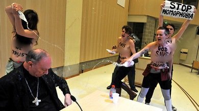 Fotos: Mujeres en toples echan agua al arzobispo de Bélgica contra la homofobia