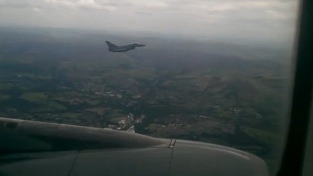 Video: Un caza británico escolta a un avión comercial debido a un dispositivo peligroso