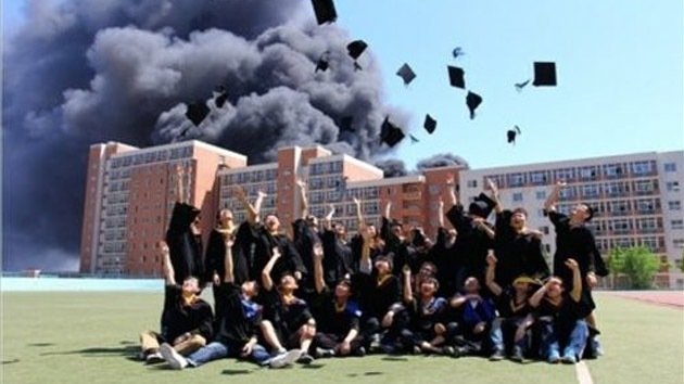 Escándalo en China: graduados felices posan delante de residencia estudiantil en llamas