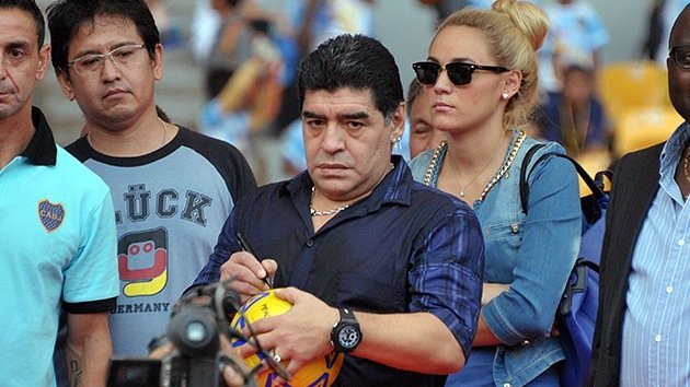 Diego Maradona patea a un fotógrafo