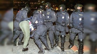 La Policía checa detiene a 8 sospechosos de apoyar el terrorismo