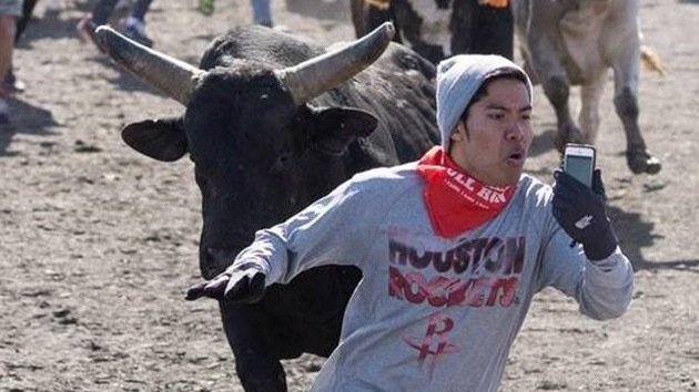 El video más peligroso: un joven se graba mientras es perseguido por toros