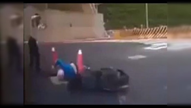El motociclista más desafortunado del mundo: Del asiento, directo a la cloaca