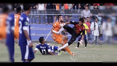 Muere un futbolista tras una brutal patada del portero
