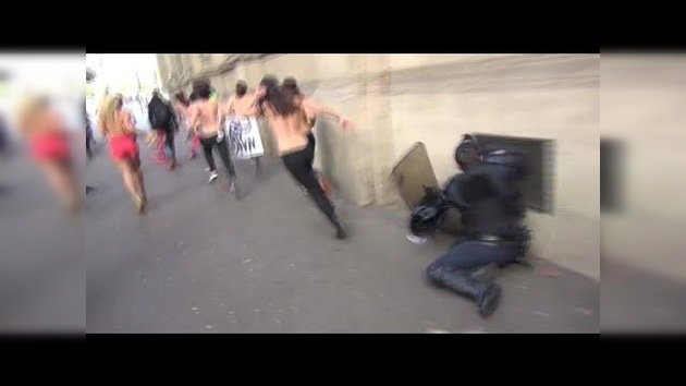 Policía choca contra la pared al intentar atrapar a una chica en 'topless'