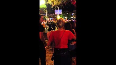Abuso policial: una chica es atacada sin razón aparente por un policía en EE.UU