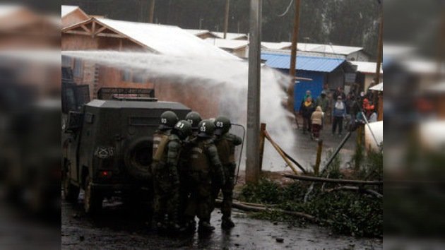La policía chilena dispersa con gas una marcha de damnificados por el terremoto de 2010