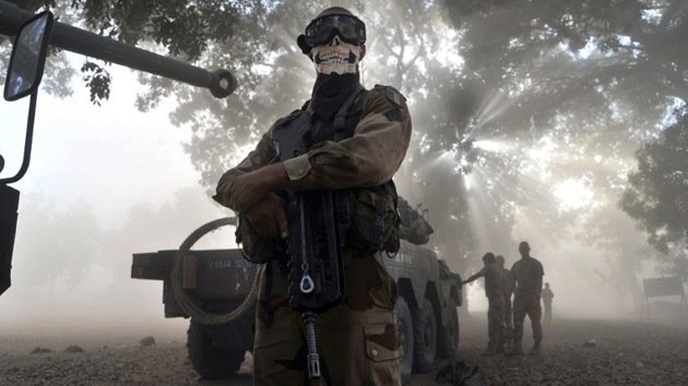 Soldado francés en Mali se saca una foto con una máscara de una calavera