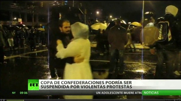 Video Un Baile De Amor En Plena Protesta En Brasil Rt